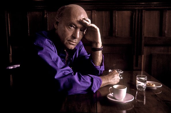 Periodista uruguayo, escritor y novelista Eduardo Galeano en un café de Montevideo, Uruguay, 29 de marzo de 2002. | Fuente: Getty Images Periodista uruguayo, escritor y novelista Eduardo Galeano en un café de Montevideo, Uruguay, 29 de marzo de 2002. | Fuente: Getty Images