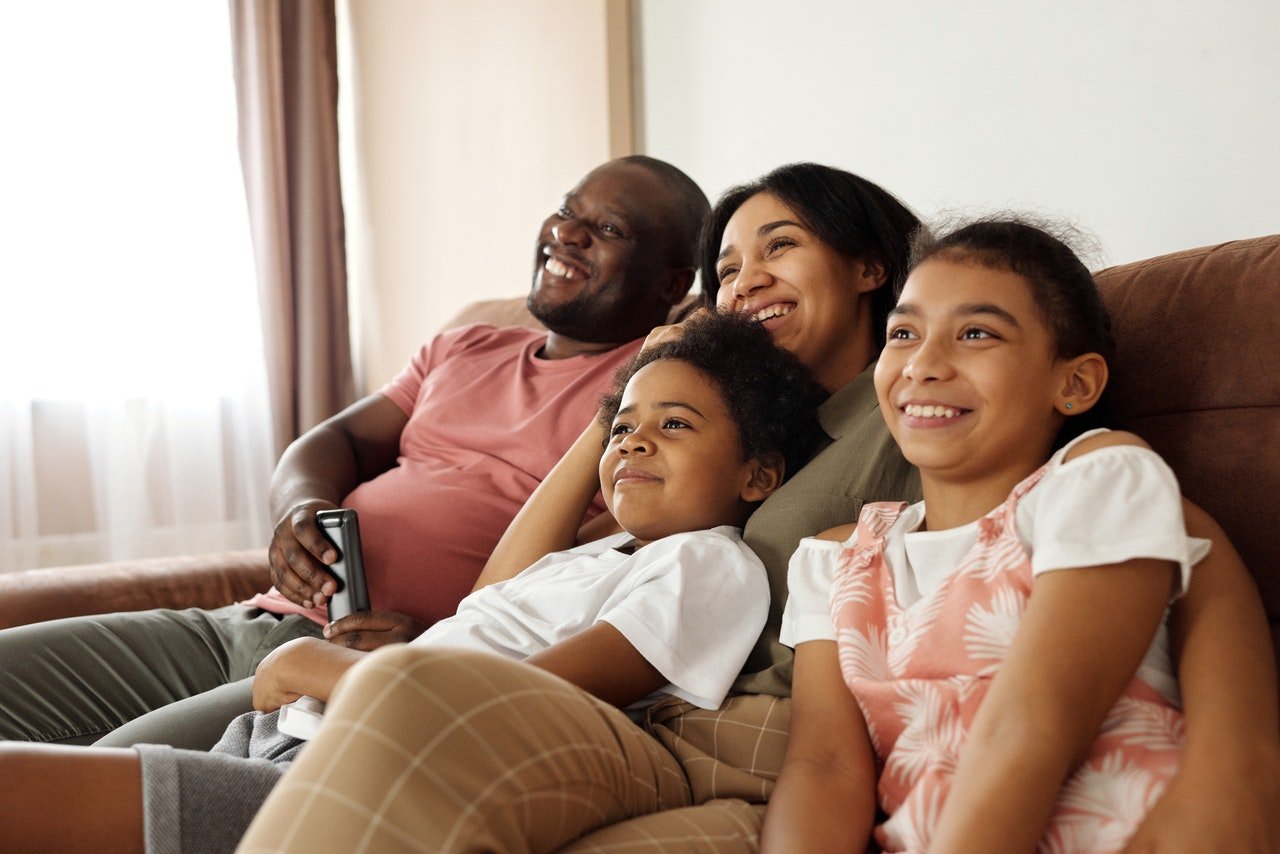 Familia viendo una película. | Foto: Pexels