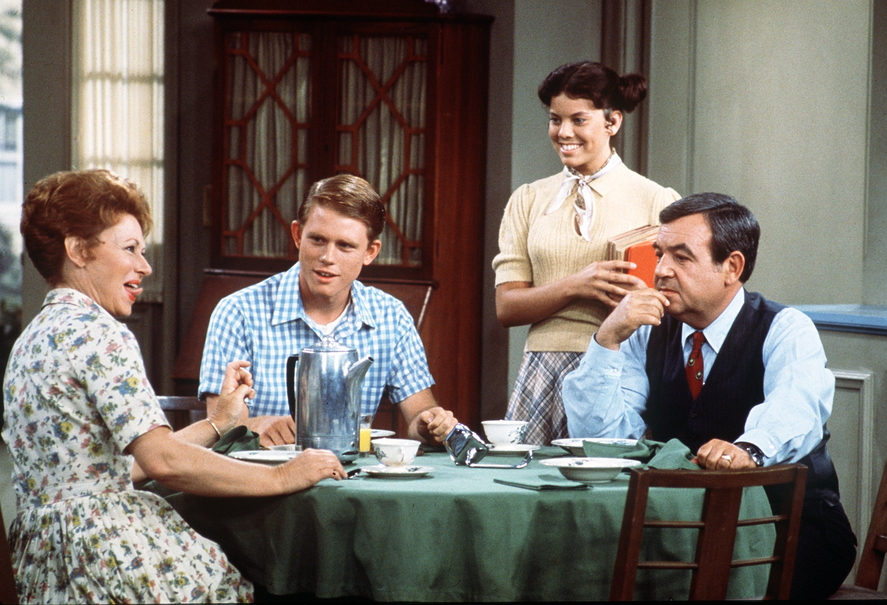 Marion Ross, Ron Howard, Erin Moran, and Tom Bosely on an episode of "Happy Days" on January 15, 1974 | Source: Getty Images 