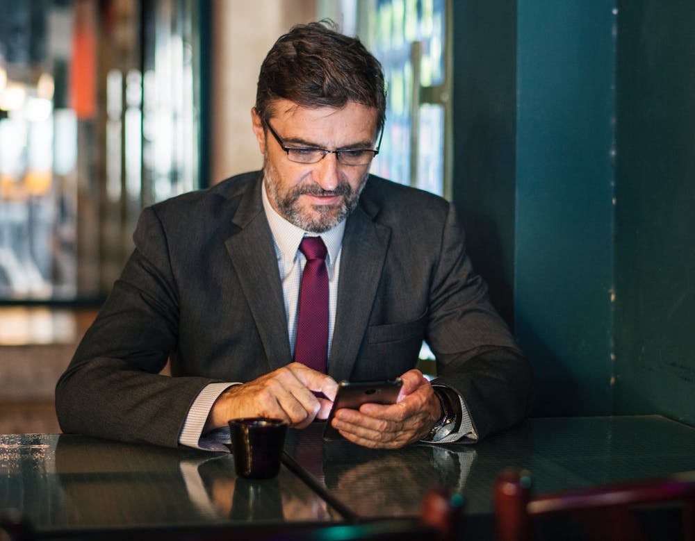 Hombre usando su teléfono. | Imagen: Pexels