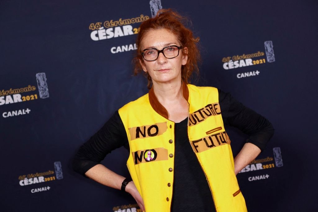 L'actrice française Corinne Masiero pose à son arrivée à la 46e édition de la cérémonie des César du cinéma à l'Olympia, à Paris, le 12 mars 2021. | Photo : Getty Images