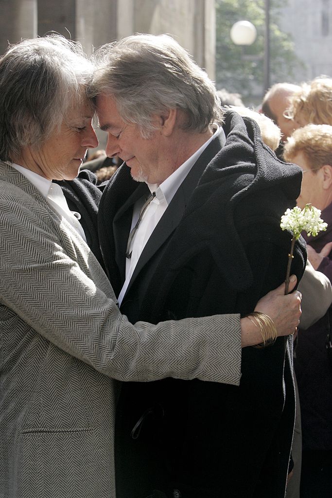 Christian Rauth et une amie au deuil de Daniel Rialet | photo : Getty Images