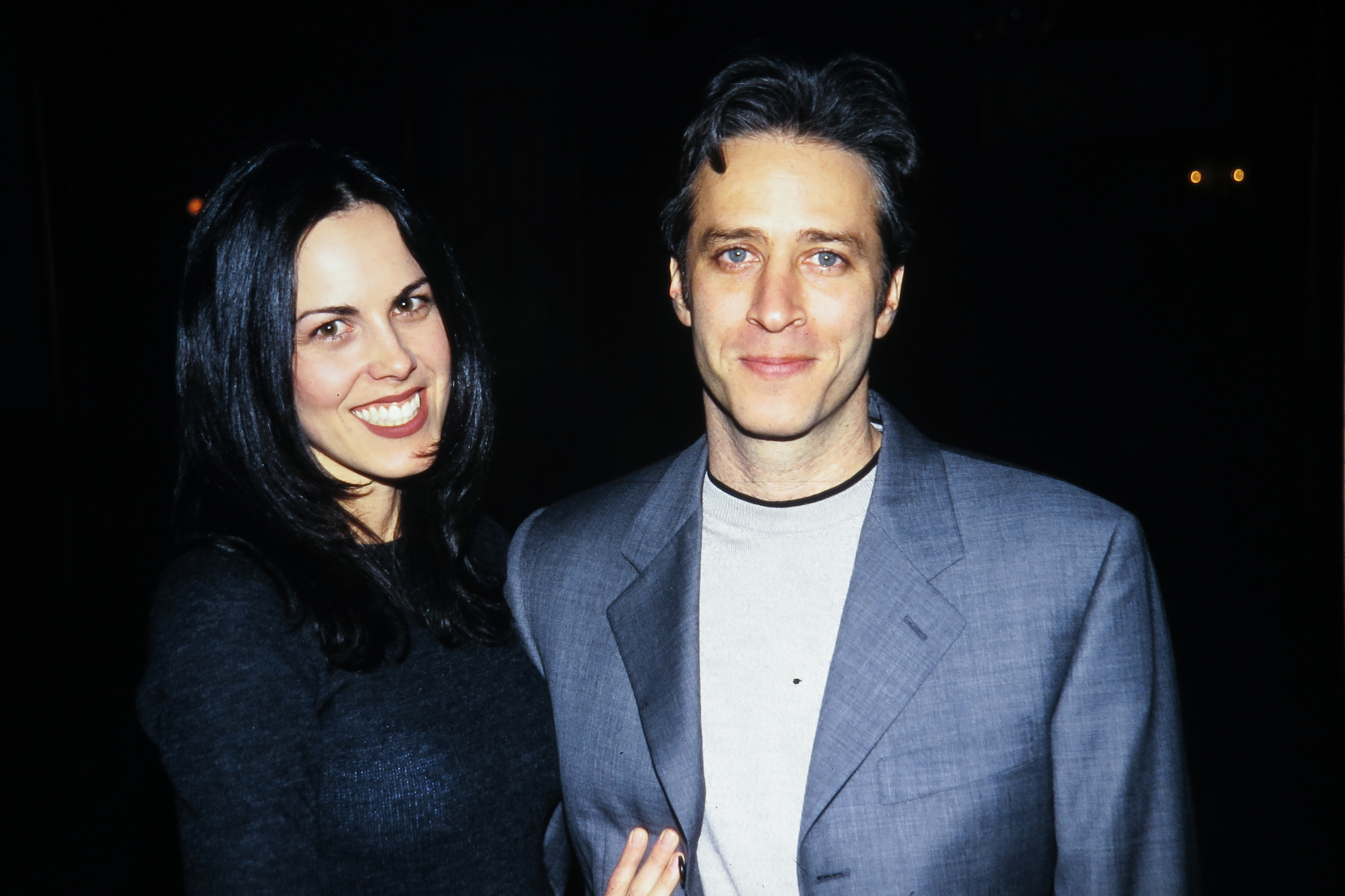 Writer Tracey McShane and her husband Jon Stewart at National Foundation for Jewish Culture on December 15, 1998, in New York | Source: Getty Images