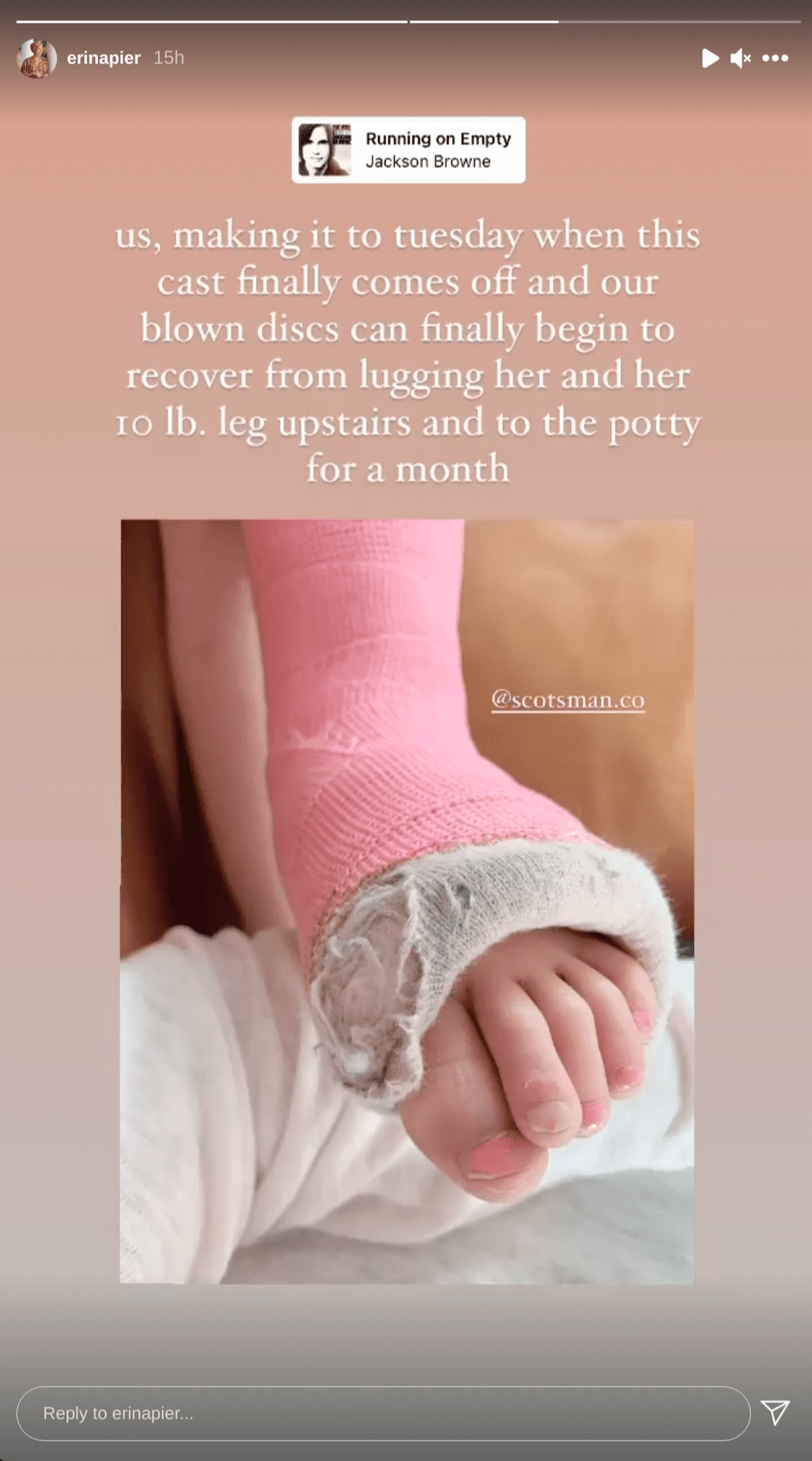 Erin Napier's update of her daughter, Helen's leg injury on February 22, 2021 | Photo: Instagram Story/erinapier