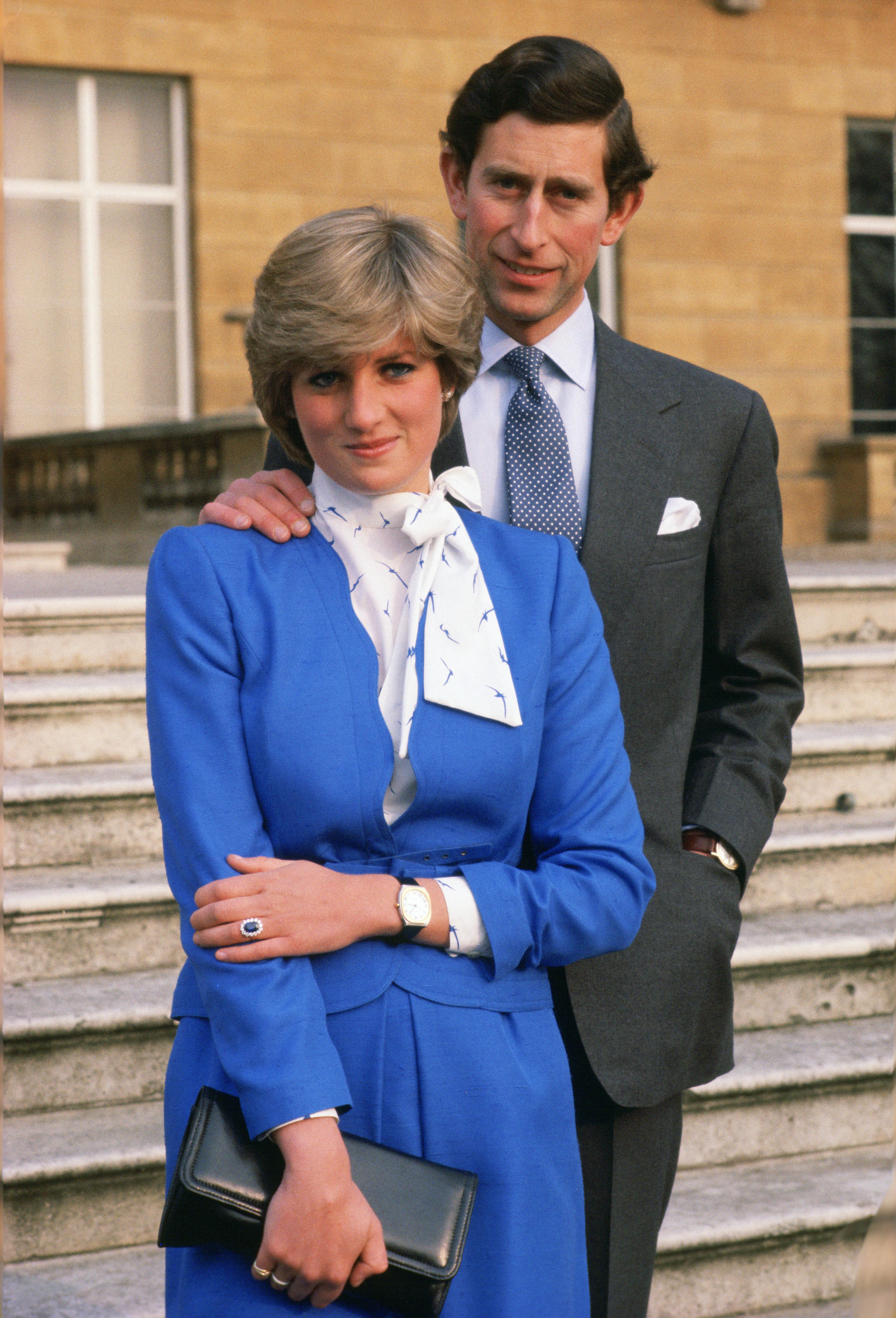 Lady Diana Spencer muestra su anillo de compromiso mientras posa con el príncipe Charles en los jardines del Palacio de Buckingham tras el anuncio de su compromiso. | Foto: Getty Images