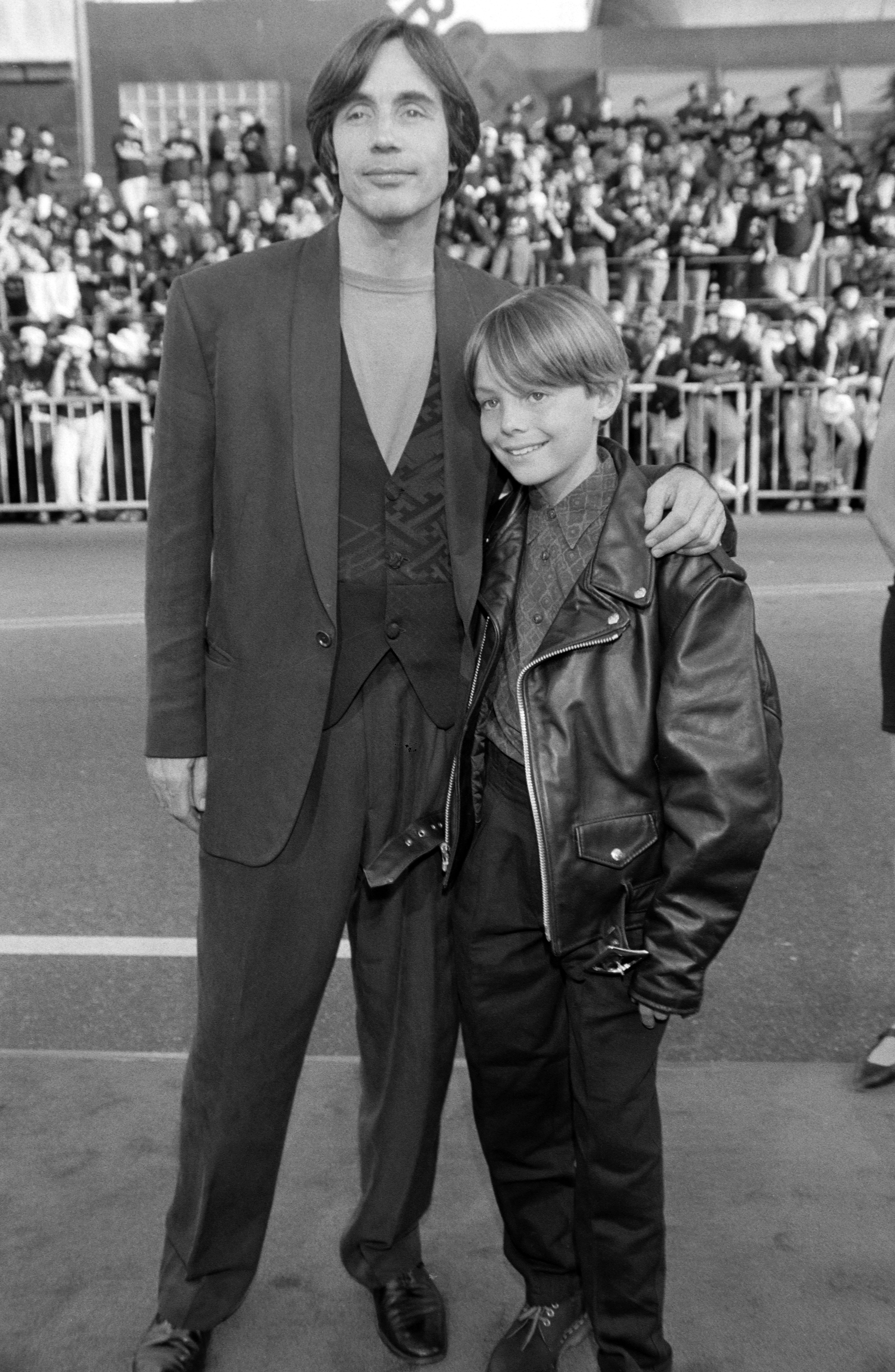 Jackson Browne and his son Ethan at the Los Angeles premiere of "Batman Returns" at Mann's Chinese Theater on June 16, 1992. | Source: Getty Images