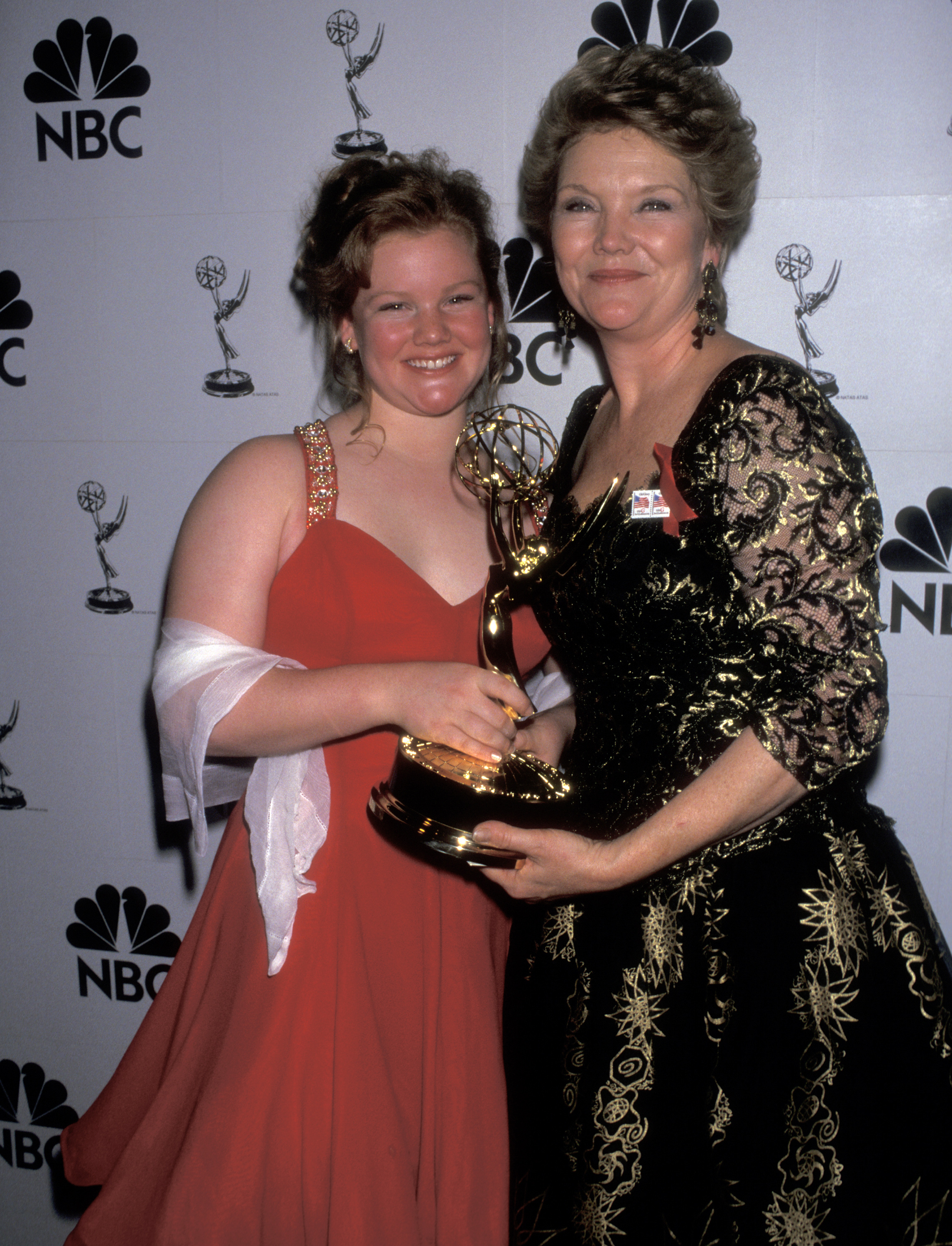 Amanda Davies and Erika Slezak at the 22nd Annual Daytime Emmy Awards in New York City on May 19, 1995 | Source: Getty Images