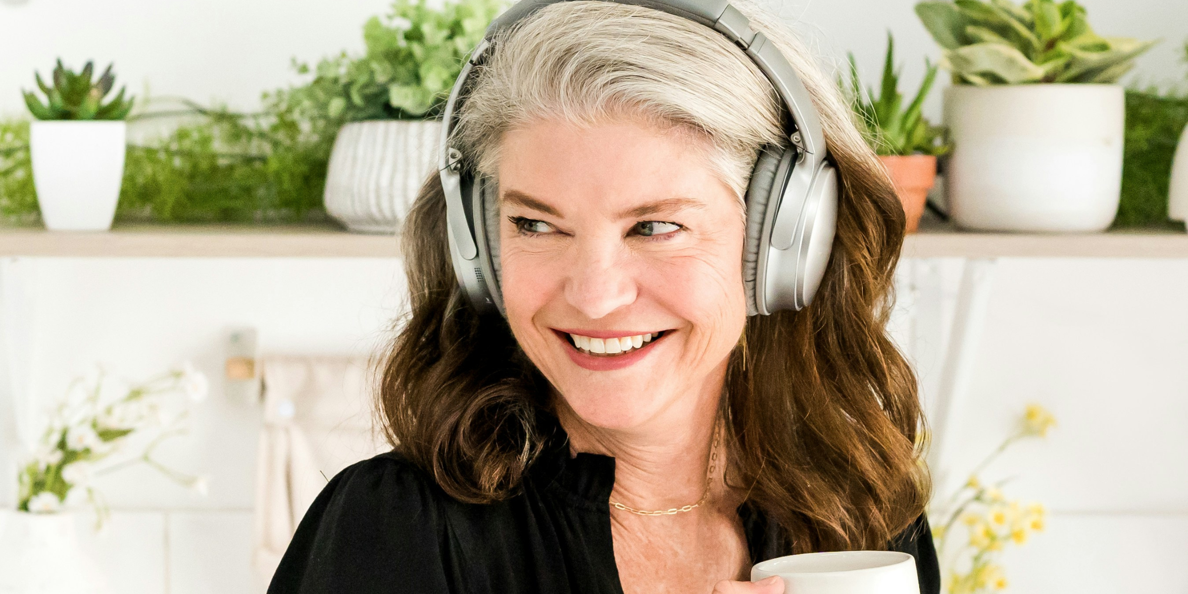 A woman listening to music | Source: Unsplash