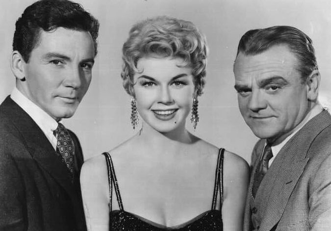 Cameron Mitchell, Doris Day et James Cagney dans une publicité pour Love Me or Leave Me (1955). | Source: Wikimedia Commons