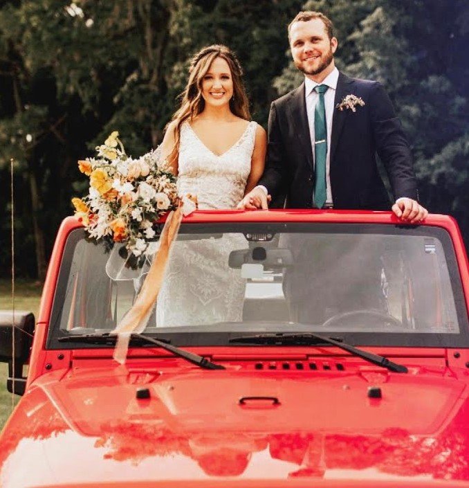 Picture of Natalie Crowe and Austin Tatman on their wedding day recreating a childhood photo | Source: Youtube/ Inside Edition