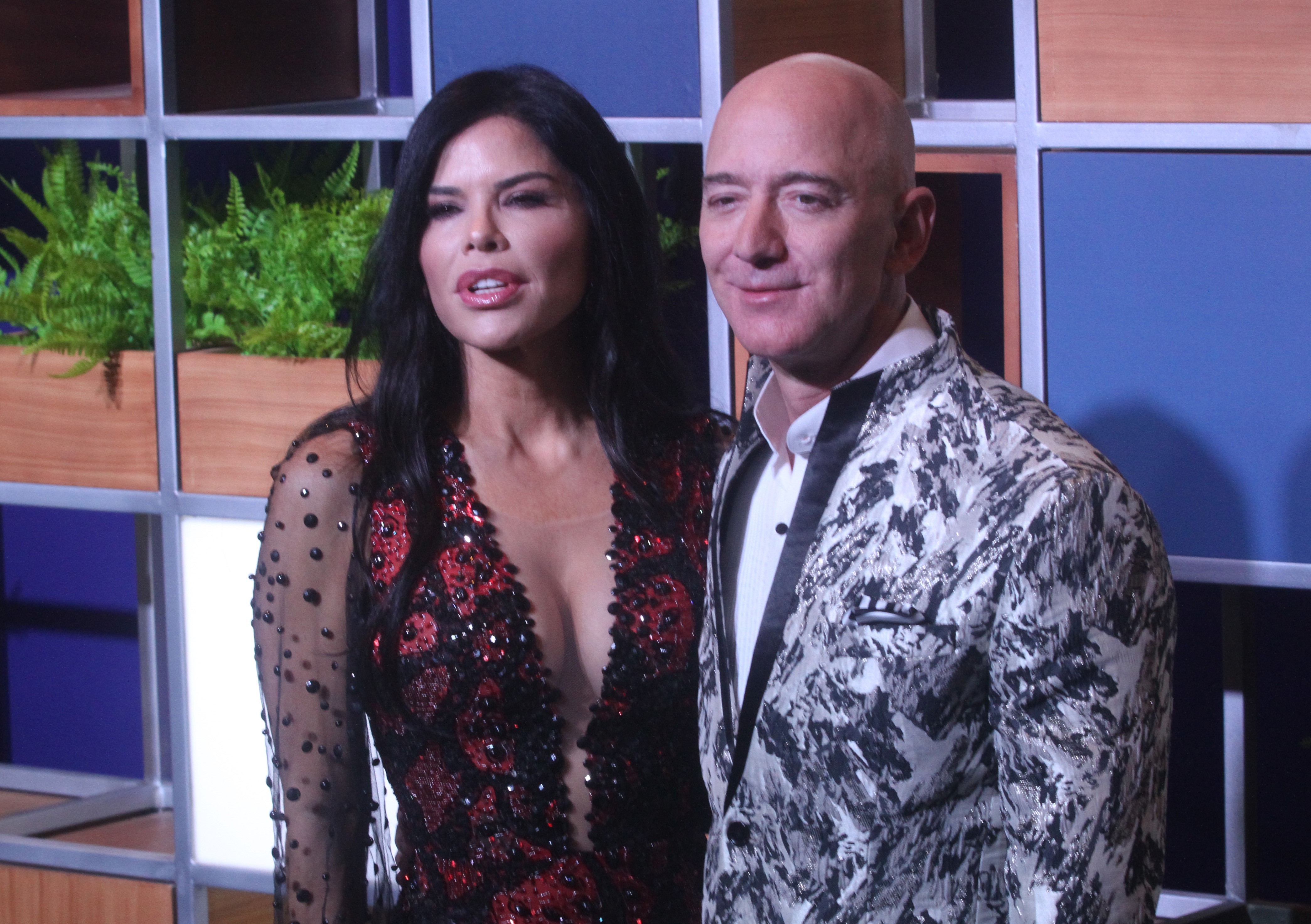 Lauren Sanchez and Jeff Bezos poses for photographs during a blue carpet on January 16, 2020, in Mumbai, India. | Source: Getty Images