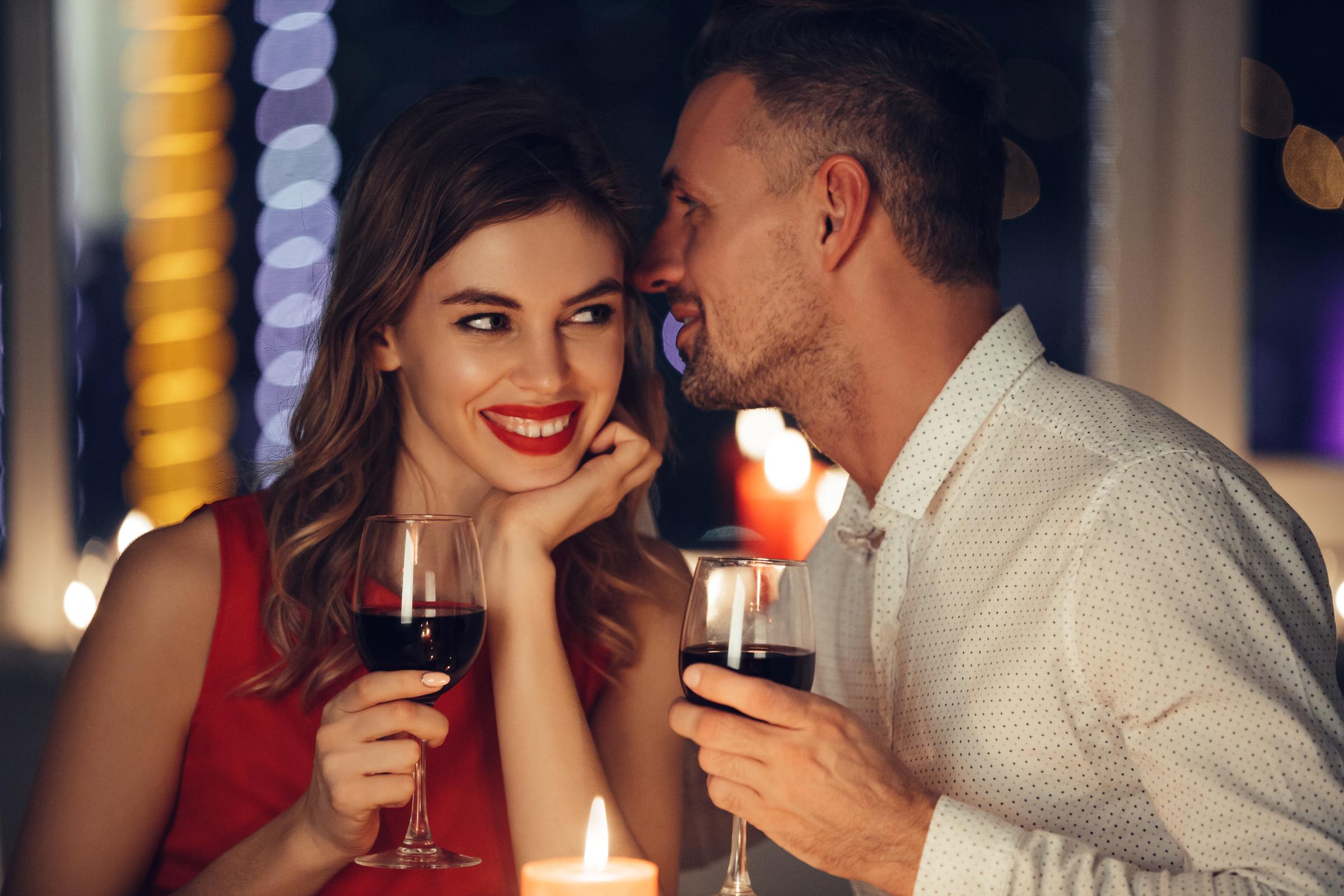 A couple during a romantic dinner | Source: Freepik