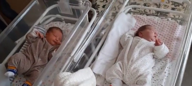 Babies born 11 weeks apart by the same mother.| Photo: YouTube/BreakingNews Channel.