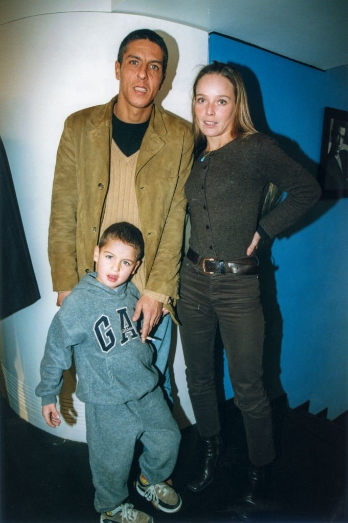 Samy Naceri, Marie Guillard et leur fils à Paris le 11 février 1999, France. | Photo : Getty Images Samy Naceri, Marie Guillard et leur fils à Paris le 11 février 1999, France. | Photo : Getty Images