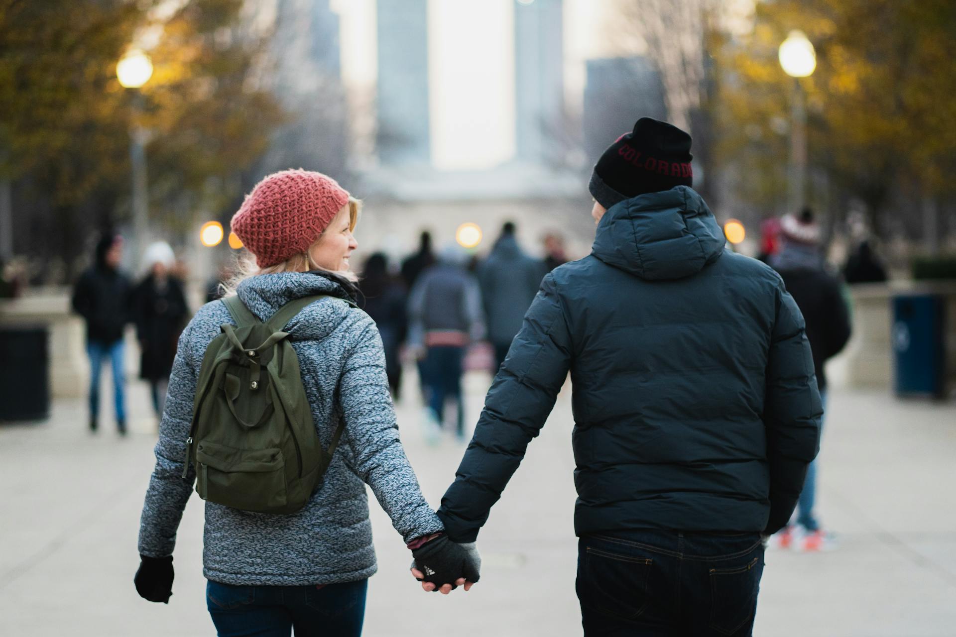 A couple holding hands | Source: Pexels