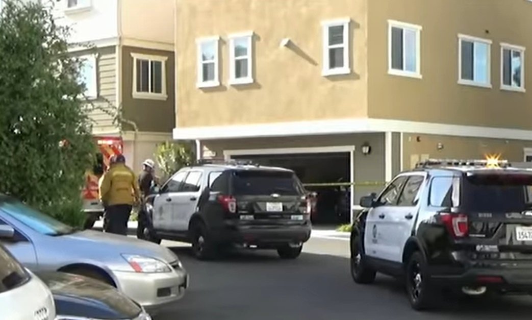 Vehículos policiales en la vivienda familiar. |Fuente: YouTube/ABC 7 Vehículos policiales en la vivienda familiar. |Fuente: YouTube/ABC 7