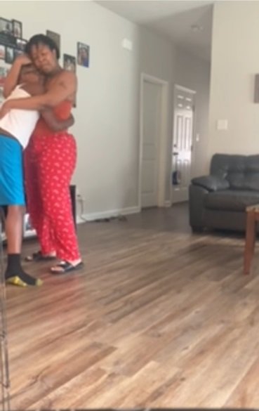 Adreana y su hijo Adrean bailan su último baile. | Foto: YouTube/Adreana Janease
