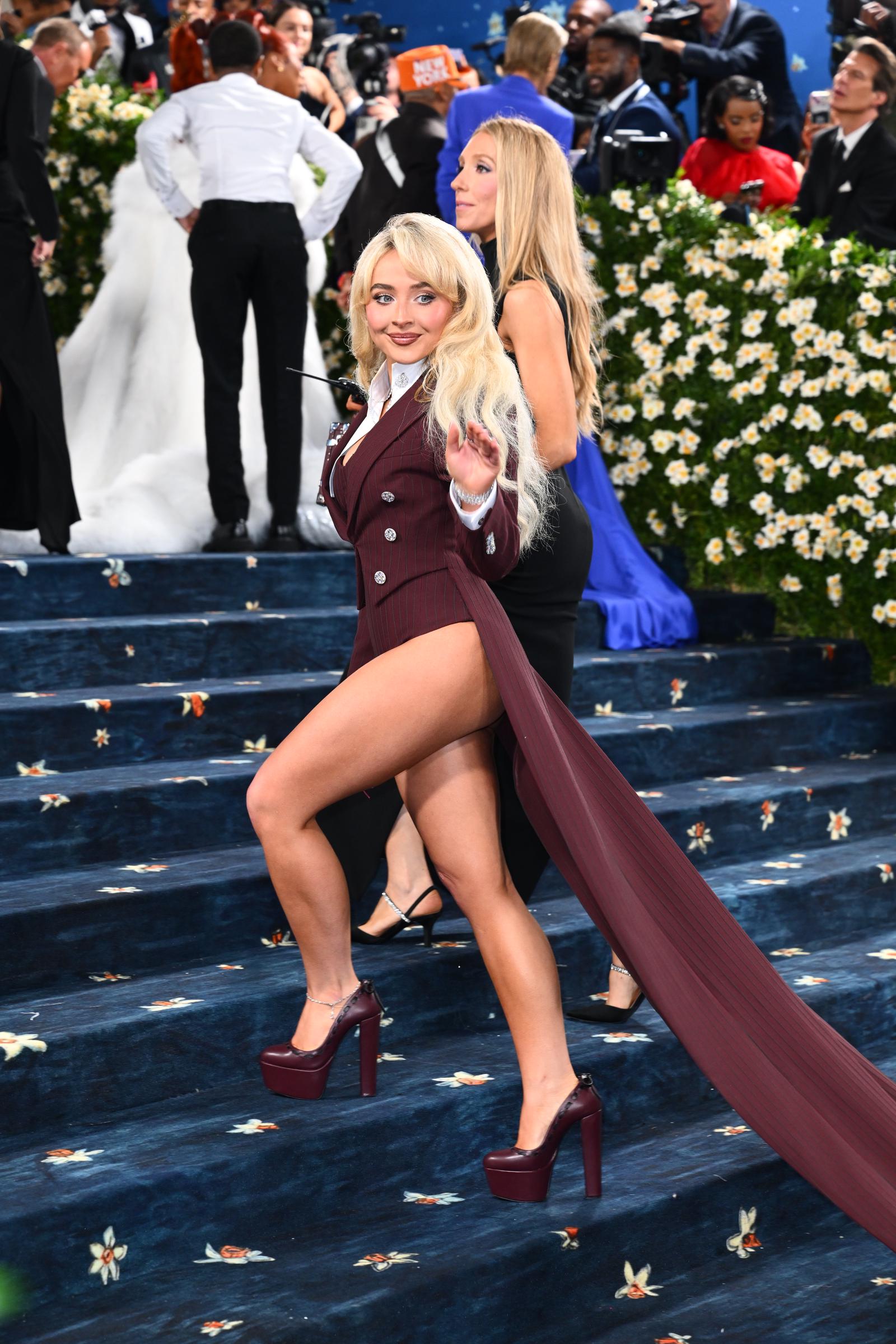 Sabrina Carpenter waves at the Met Gala on May 5, 2025 | Source: Getty Images