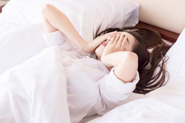 Woman covering her face. Photo: Freepik