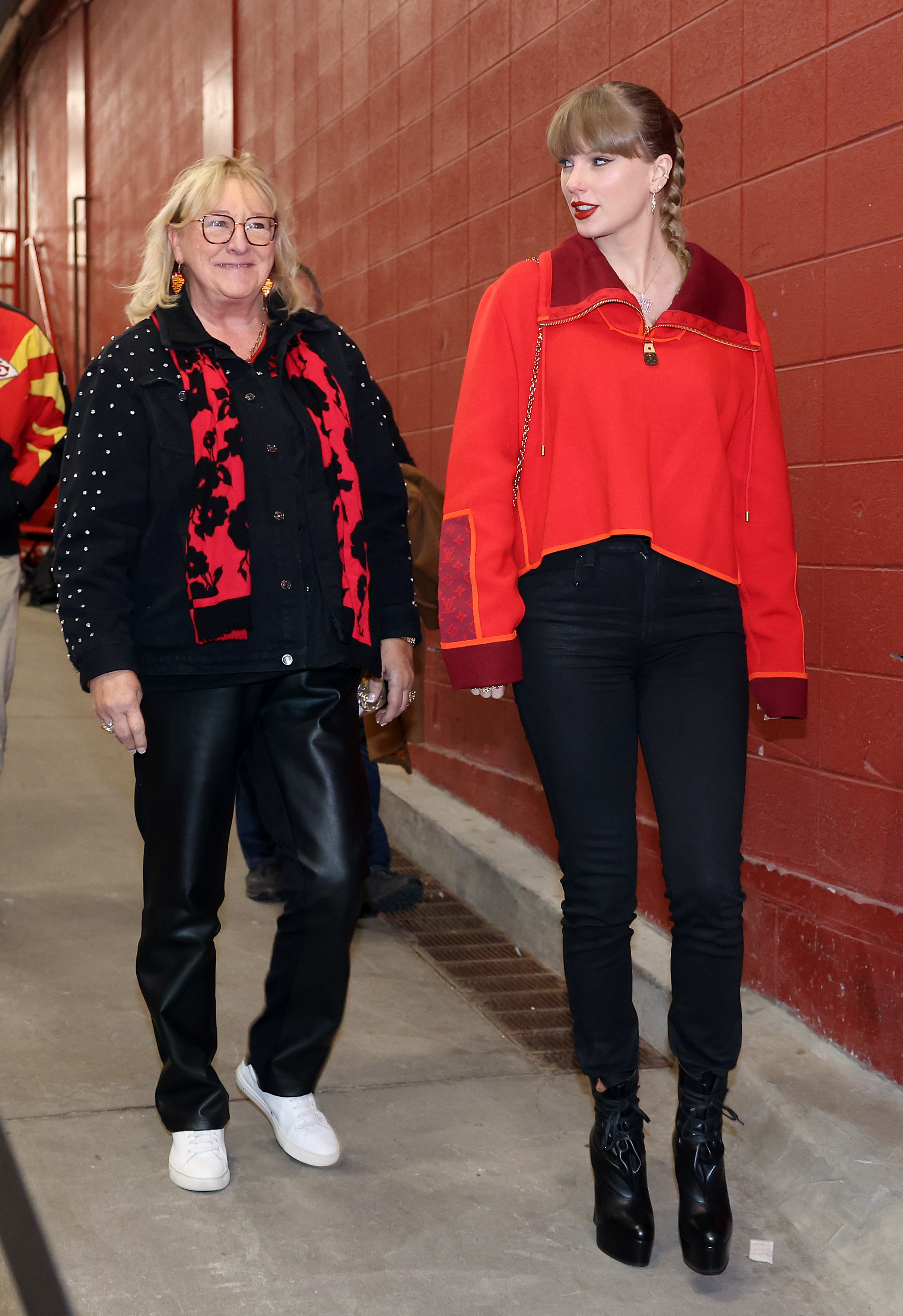 Donna Kelce and Taylor Swift. | Source: Getty Images