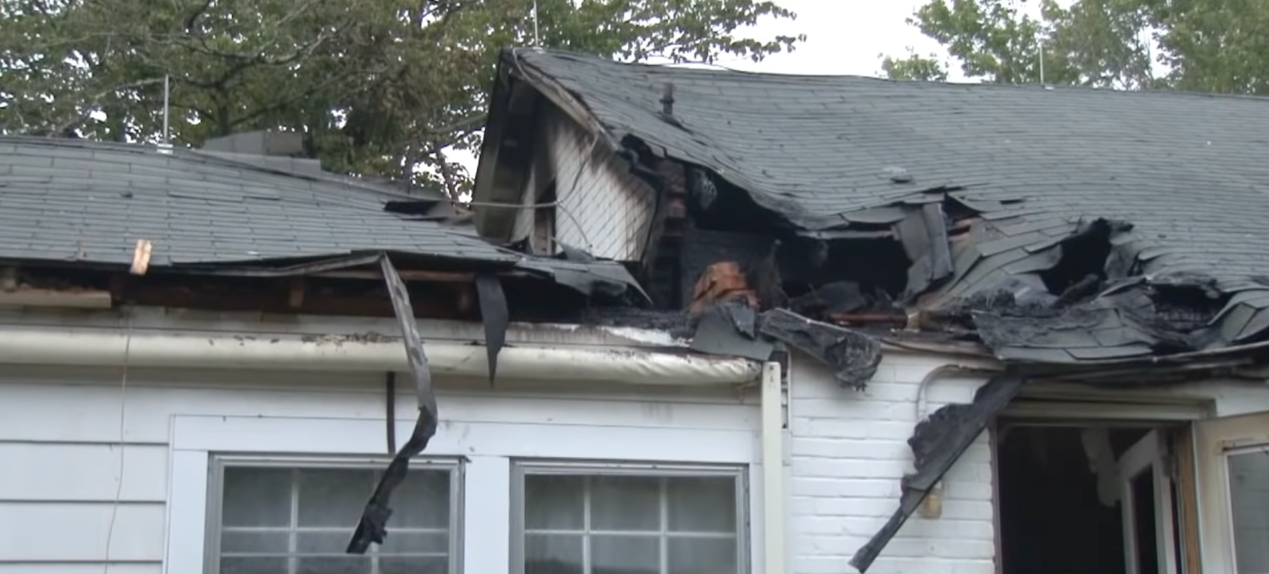 Ein Screenshot des beschädigten Hauses von Arthur und Rosemary Schneider nach dem Brand im Jahr 2015 | Quelle: youtube.com/@USATODAY