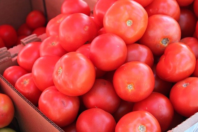 Tomates en una caja. |  Foto: Pixabay