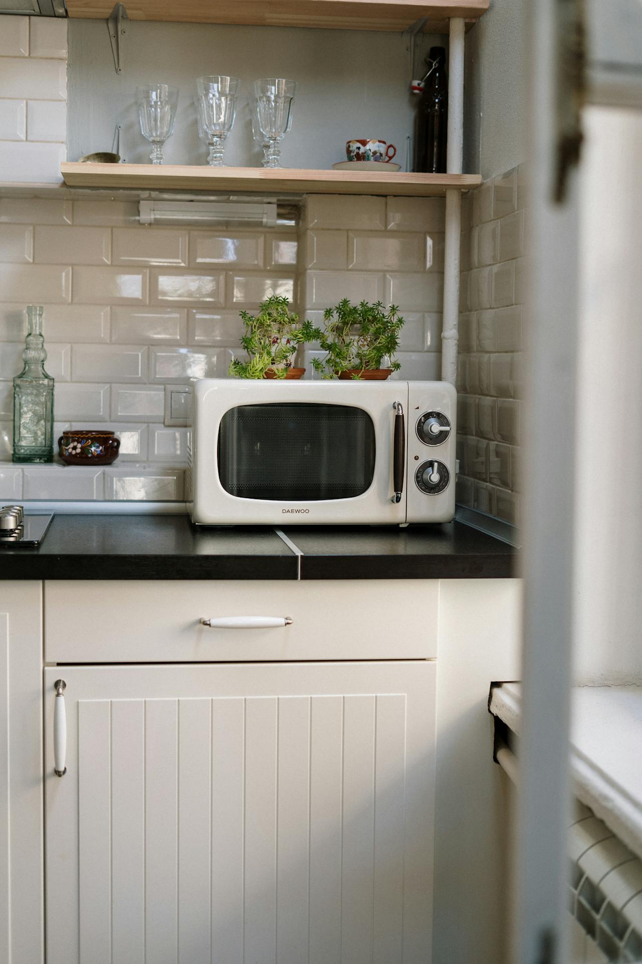 A microwave oven in the kitchen | Source: Pexels