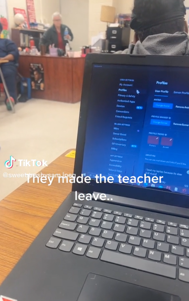 The teacher prepared to walk away from her students. | Source: TikTok.com/sweet.trashysam.jpeg