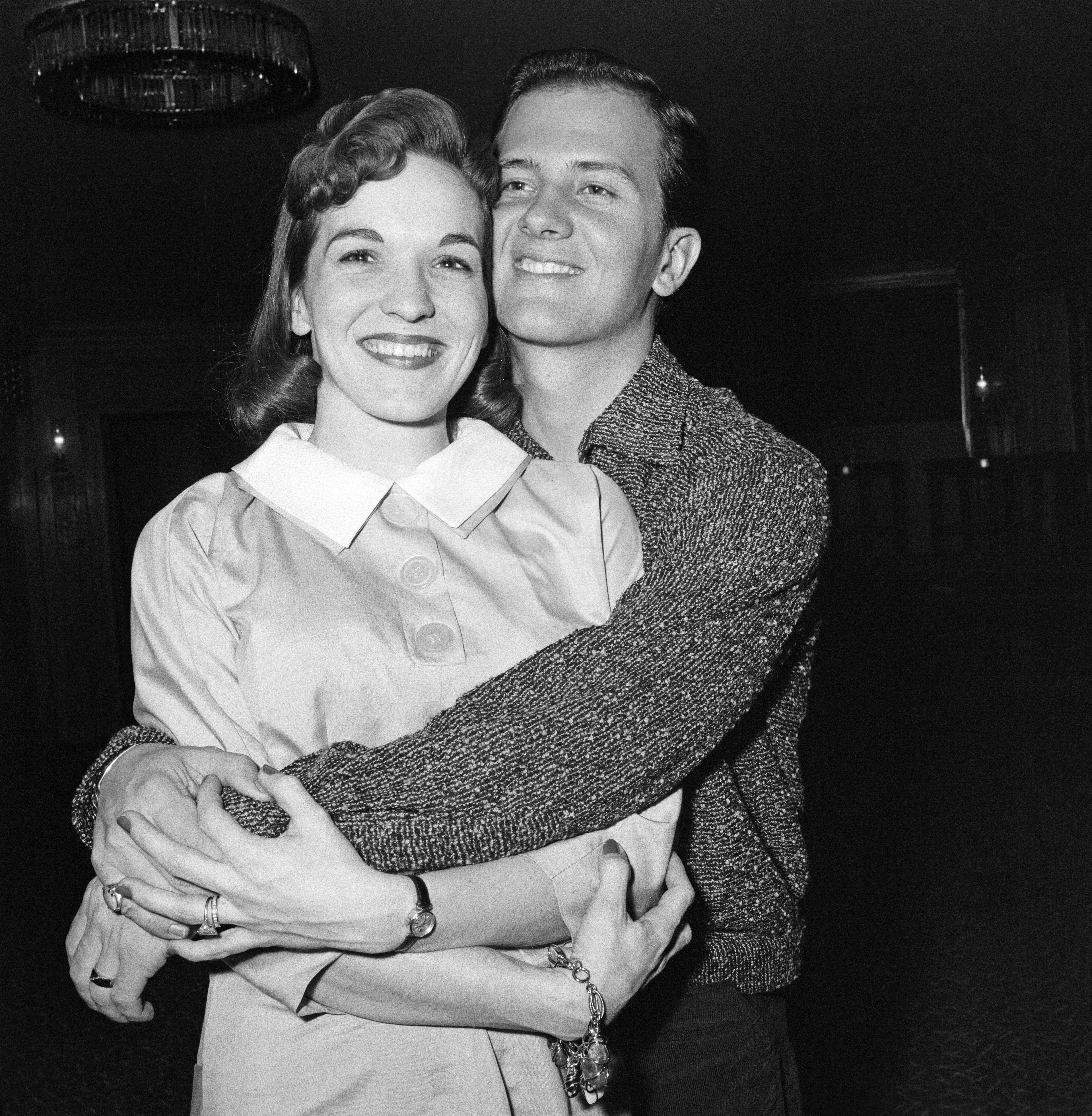 Pat and Shirley Boone at the Dorchester Hotel in 1958 | Source: Getty Images