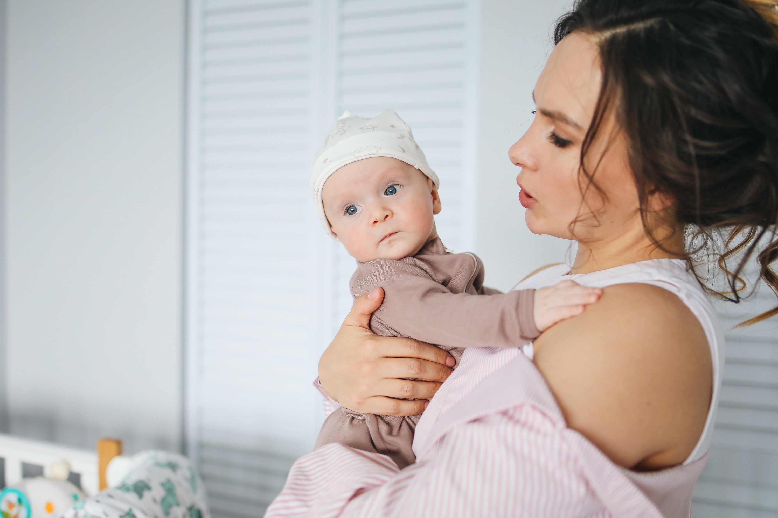Caroline noticed the baby was running a temperature | Photo: Pexels