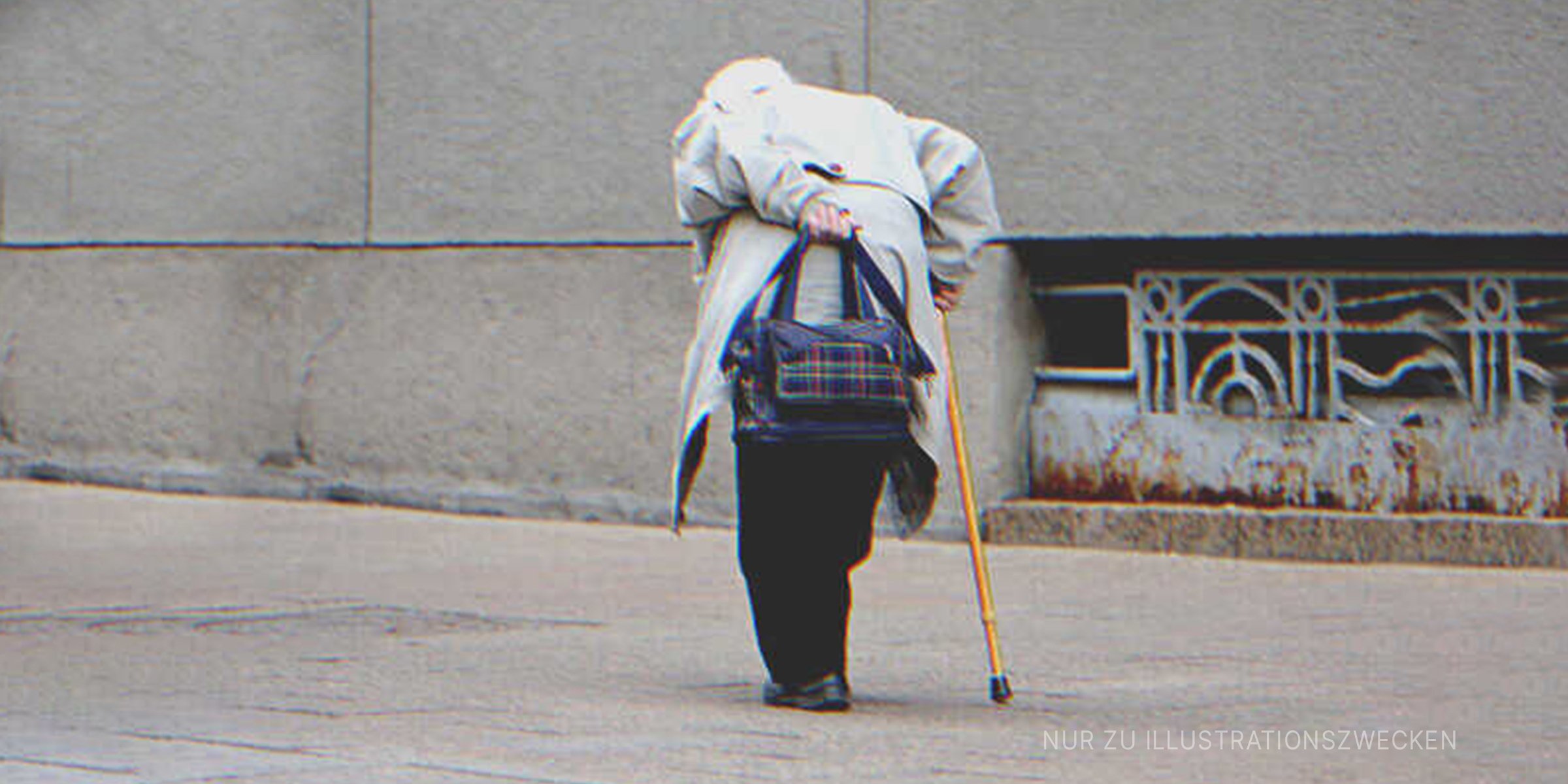Ältere Frau, die allein auf der Straße geht | Quelle: Shutterstock