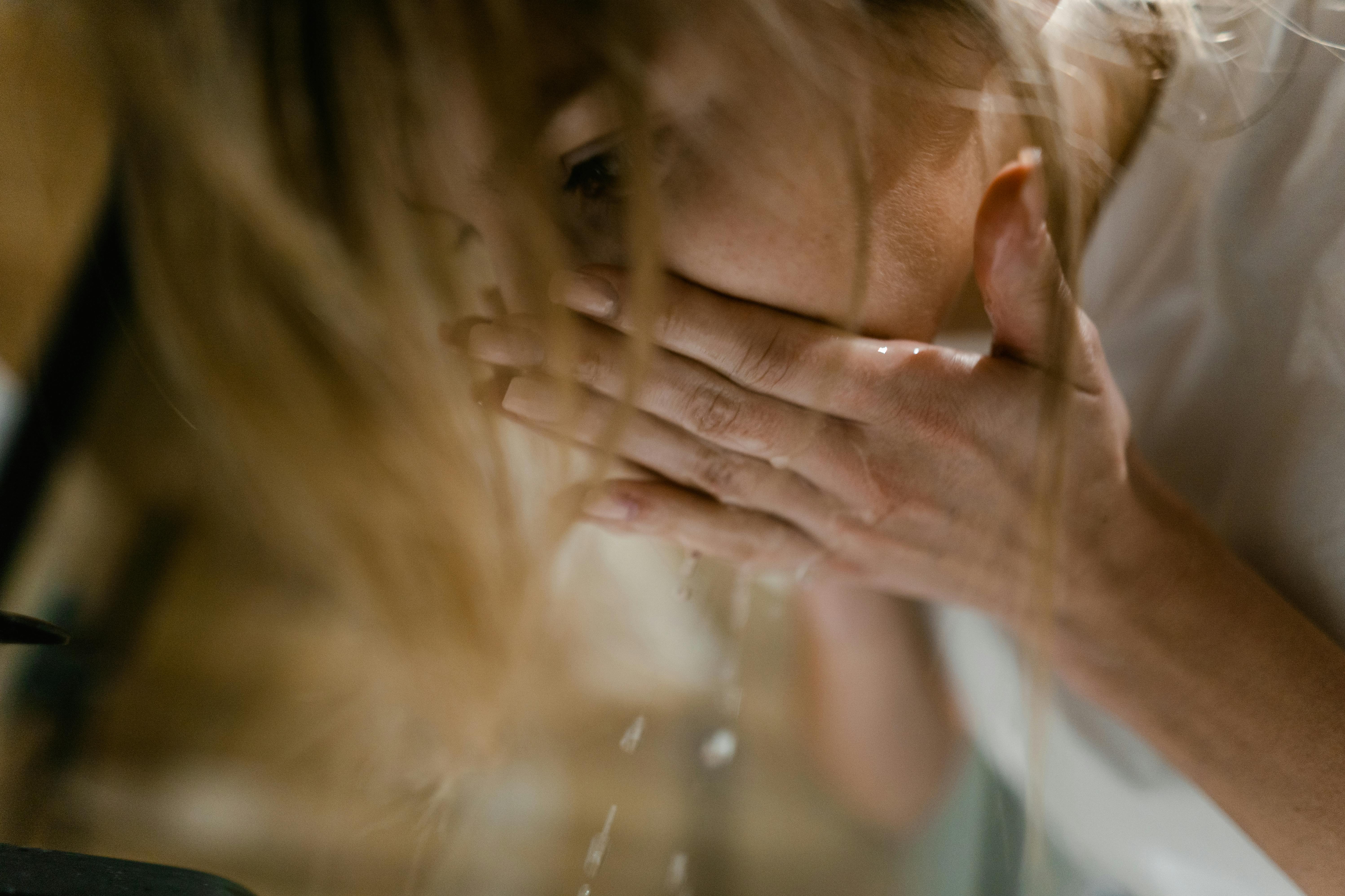 A woman washing her face | Source: Pexels