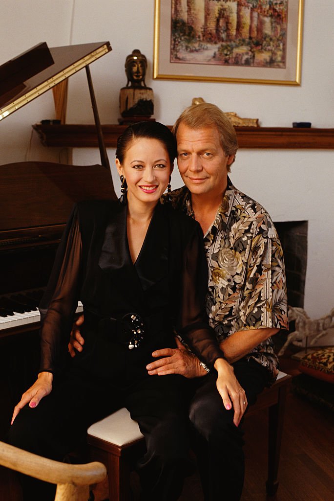 American actor David Soul and his wife, British-Chinese actress Julia Nickson-Soul at their home in Los Angeles. | Photo: Getty Images