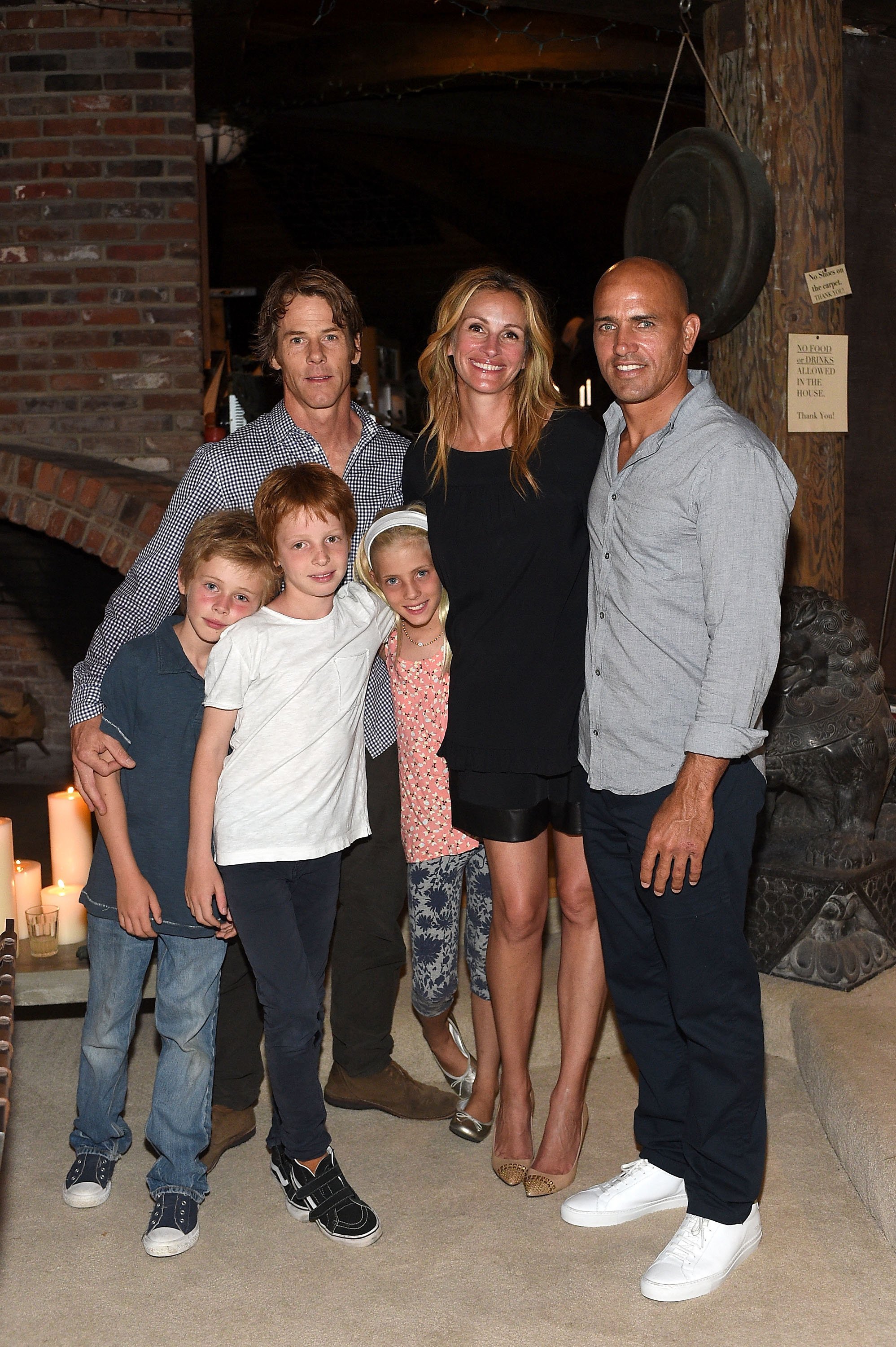 Daniel Moder, Julia Roberts, Kelly Slater, Phinnaeus Moder, Henry Daniel Moder and Hazel Moder attend Kelly Slater, John Moore and Friends Celebrate the Launch of Outerknown at Private Residence on August 29, 2015, in Malibu, California. | Source: Getty Images.