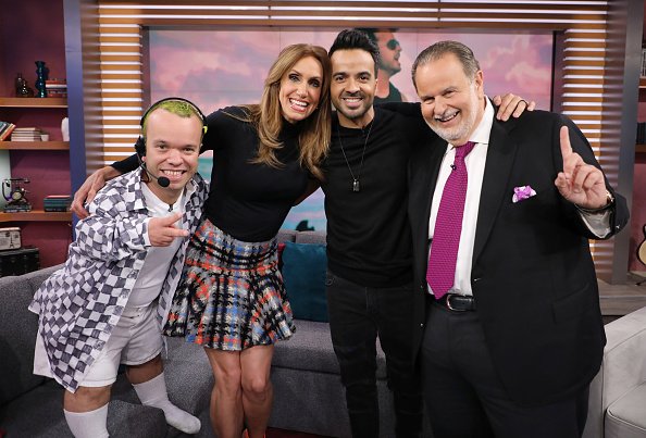 Juan Espinosa, Luis Fonsi, Lili Estefan y Raúl de Molina son vistos en el set de "El Gordo y La Falca" en Univision Studios el 10 de mayo de 2017 en Miami, Florida. | Fuente: Getty Images Juan Espinosa, Luis Fonsi, Lili Estefan y Raúl de Molina son vistos en el set de "El Gordo y La Falca" en Univision Studios el 10 de mayo de 2017 en Miami, Florida. | Fuente: Getty Images