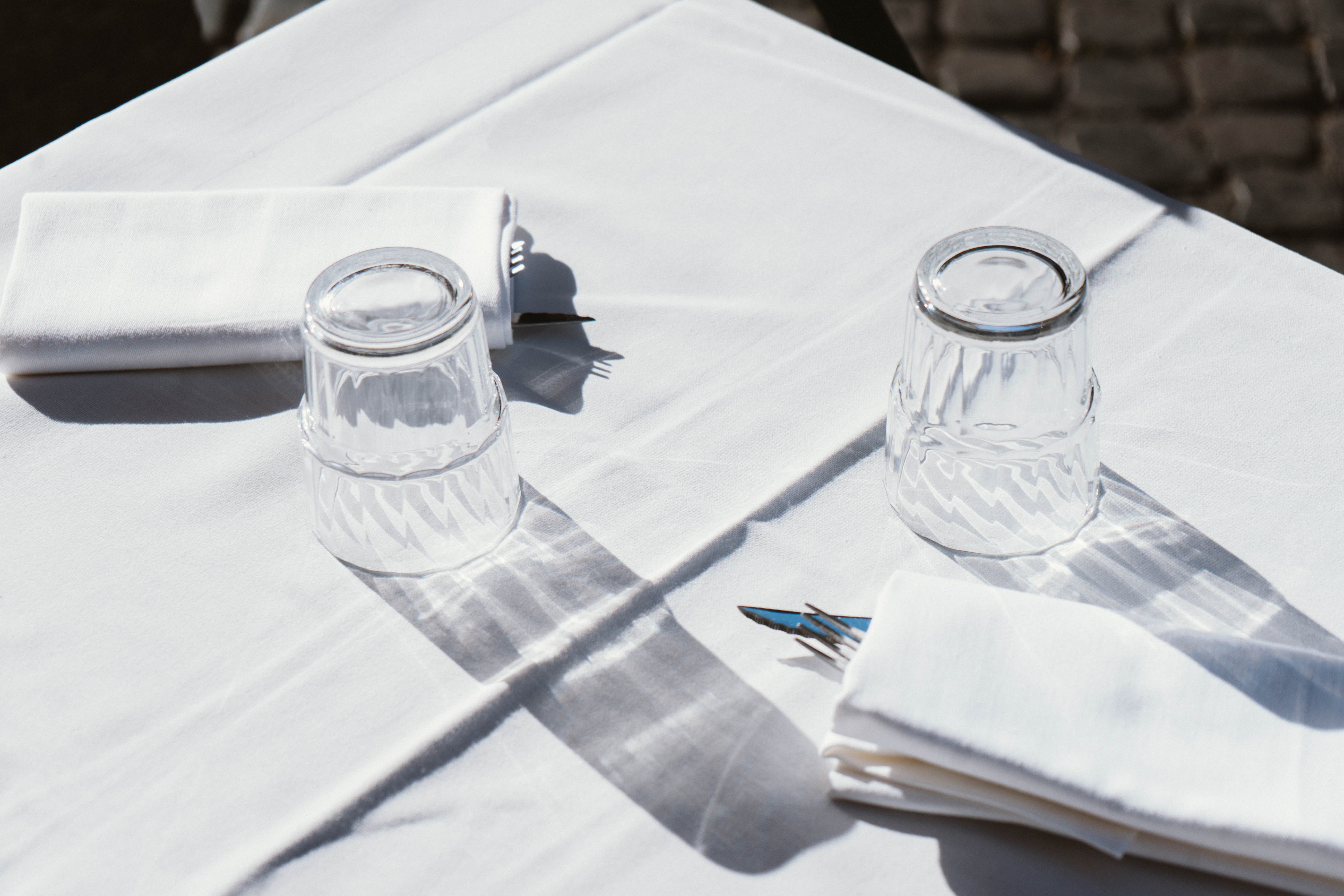 A dining table with glasses and napkins. | Source: Pexels