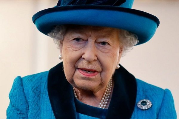 La reina Isabel visita la nueva sede de la sociedad filatélica real. | Foto: Getty Images