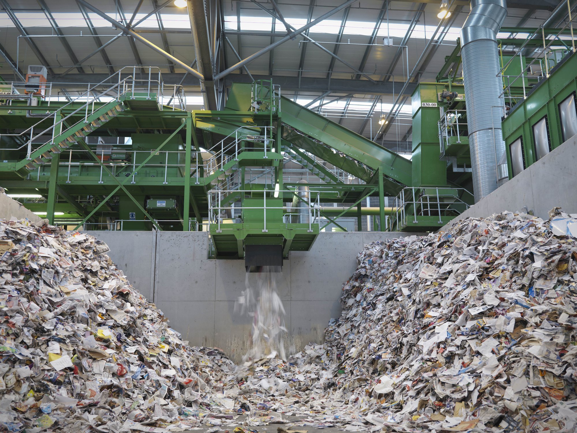 Papierrecyclingmaschine I Quelle: Getty Images Papierrecyclingmaschine I Quelle: Getty Images