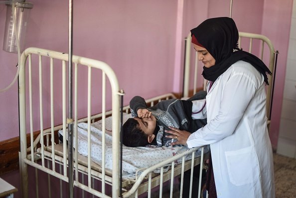 Foto de una doctora cuidando a un niño. | Imagen: Getty Images