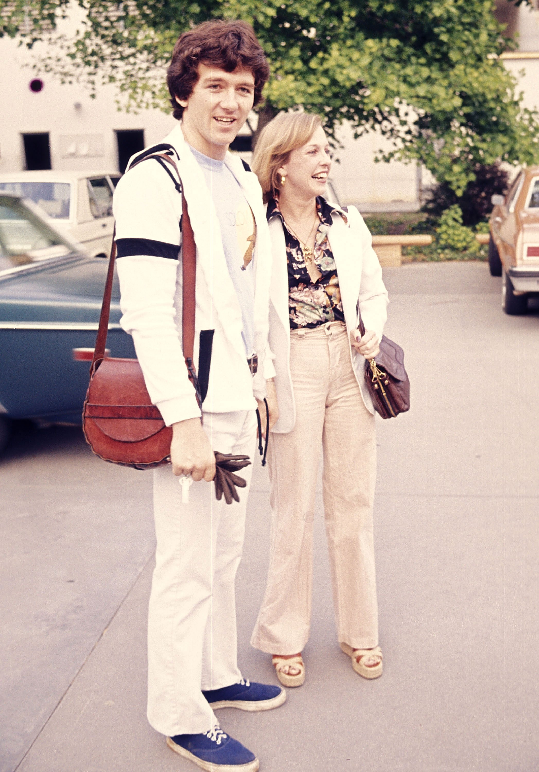 Patrick Duffy ve Carlyn Rosser, 22 Mayıs 1977'de Northridge, California'da Bedensel Engelliler Yardım Fonu için Ünlü Tekerlekli Sandalye Basketbol Maçında |  Kaynak: Getty Images