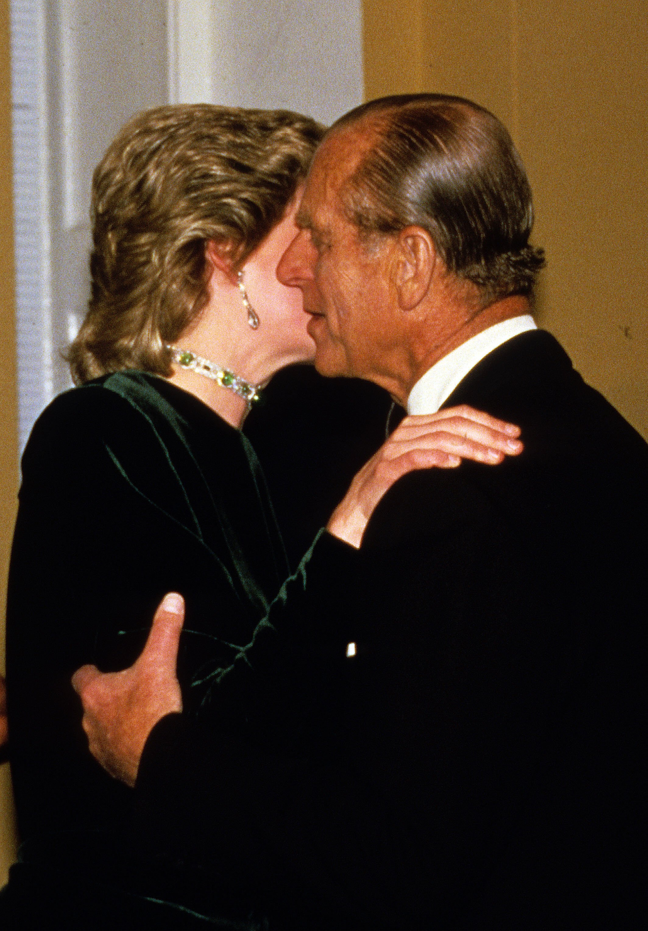  Prince Philip, Duke of Edinburgh receives a kiss from Diana, Princess of Wales in London | Photo: Getty Images