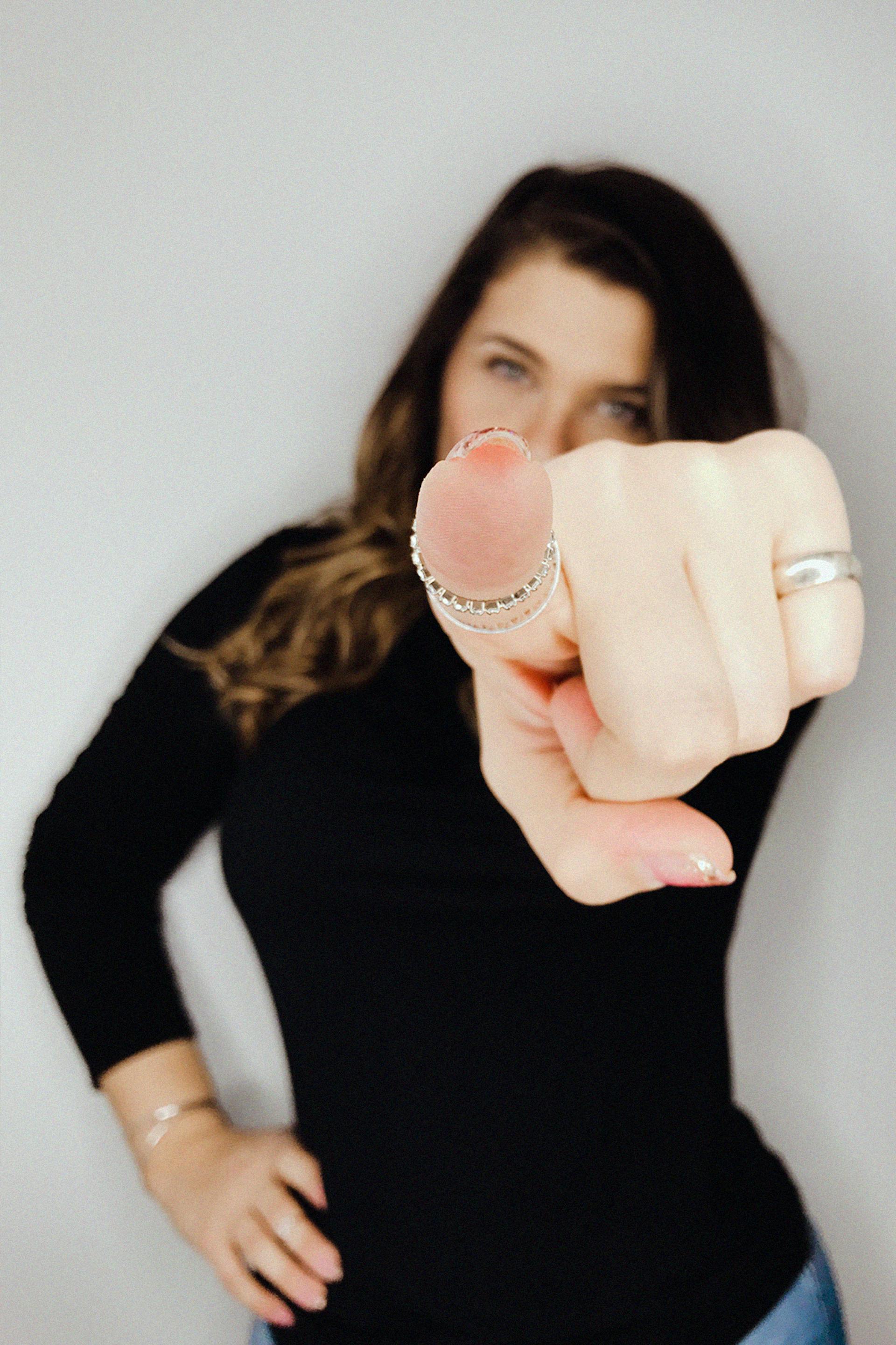 A woman pointing her finger | Source: Pexels