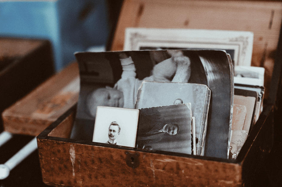 Ein Koffer voller alter Babydokumente. | Quelle: Pexels