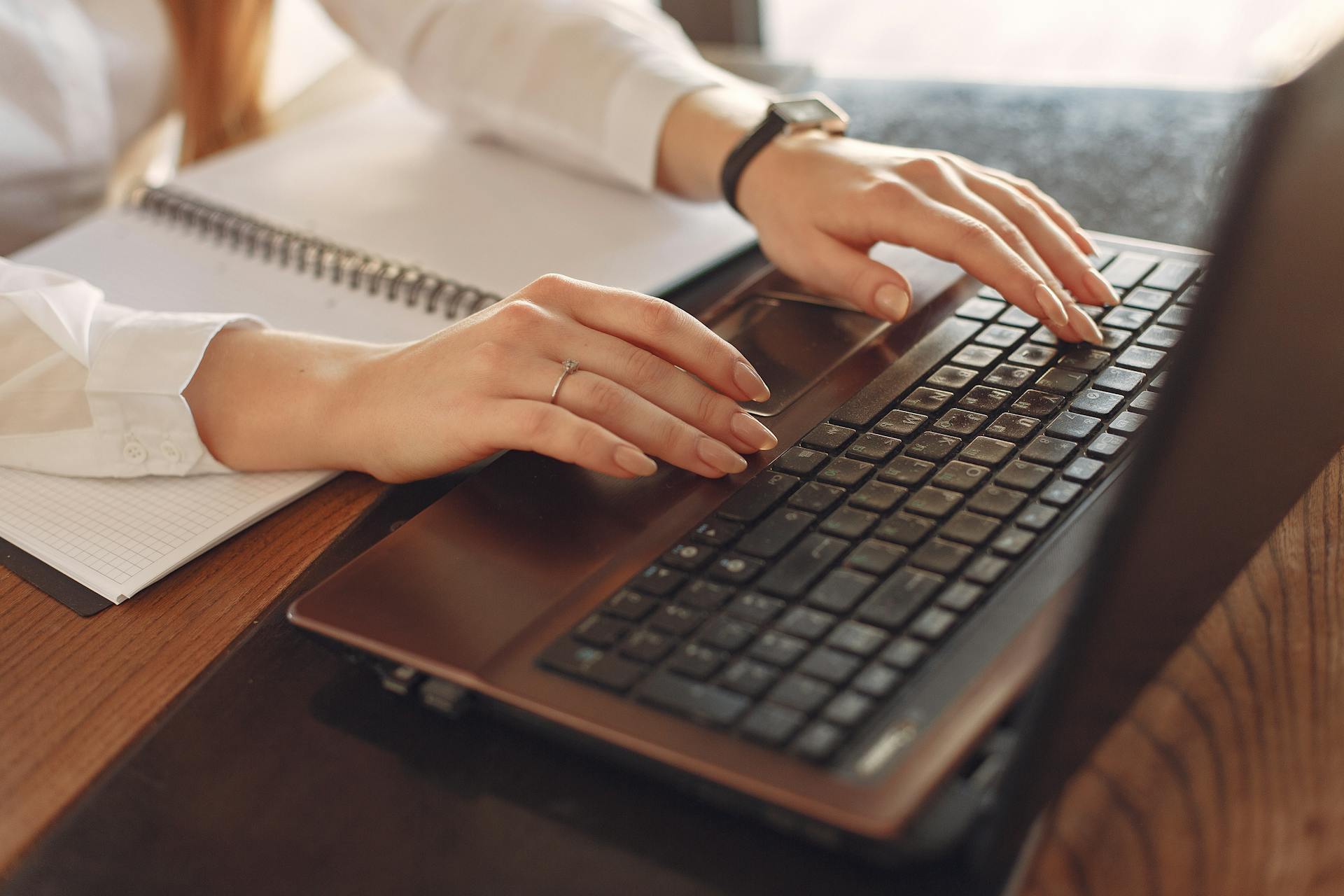 Woman typing a quick message on her laptop | Source: Pexels