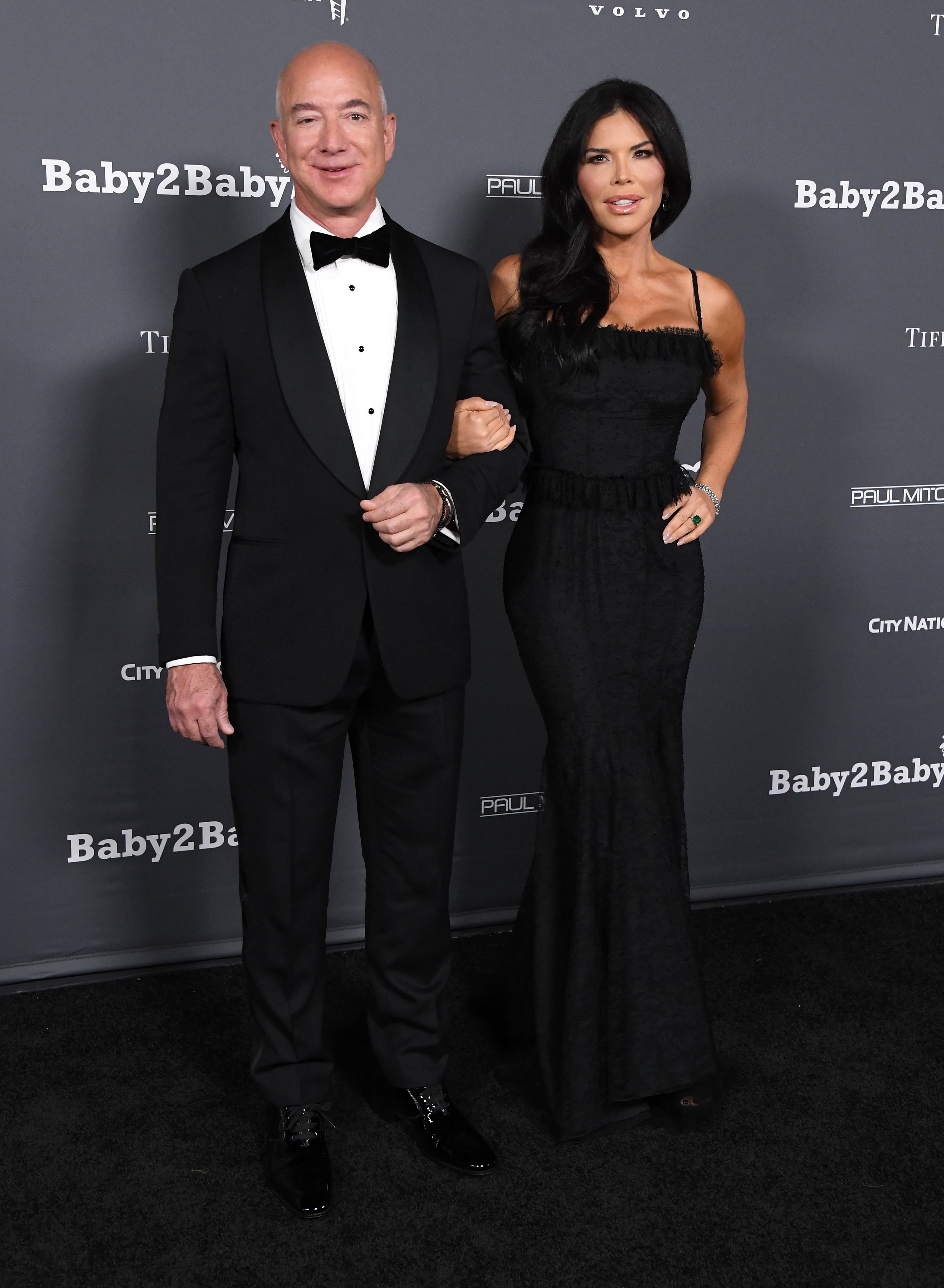 Jeff Bezos and Lauren Sanchez at a gala in California on November 13, 2021 | Source: Getty Images 