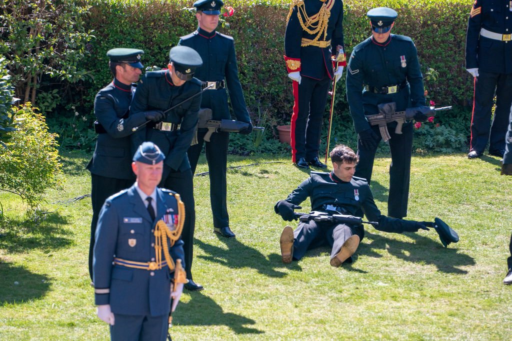 Un soldat à terre durant la cérémonie des funérailles du prince Philip. | Photo : Getty Images