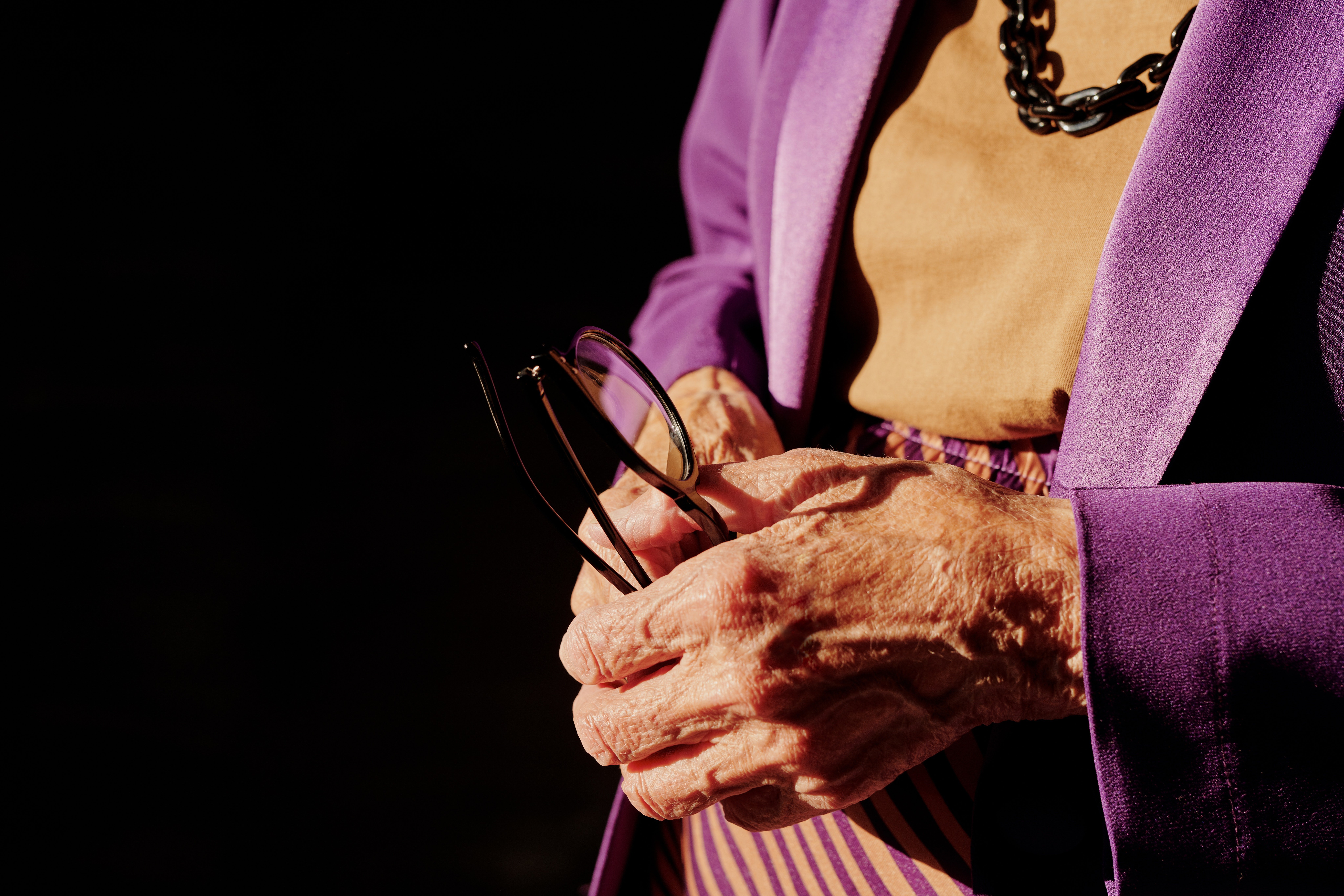 Manos de una mujer mayor. | Foto: Pexels