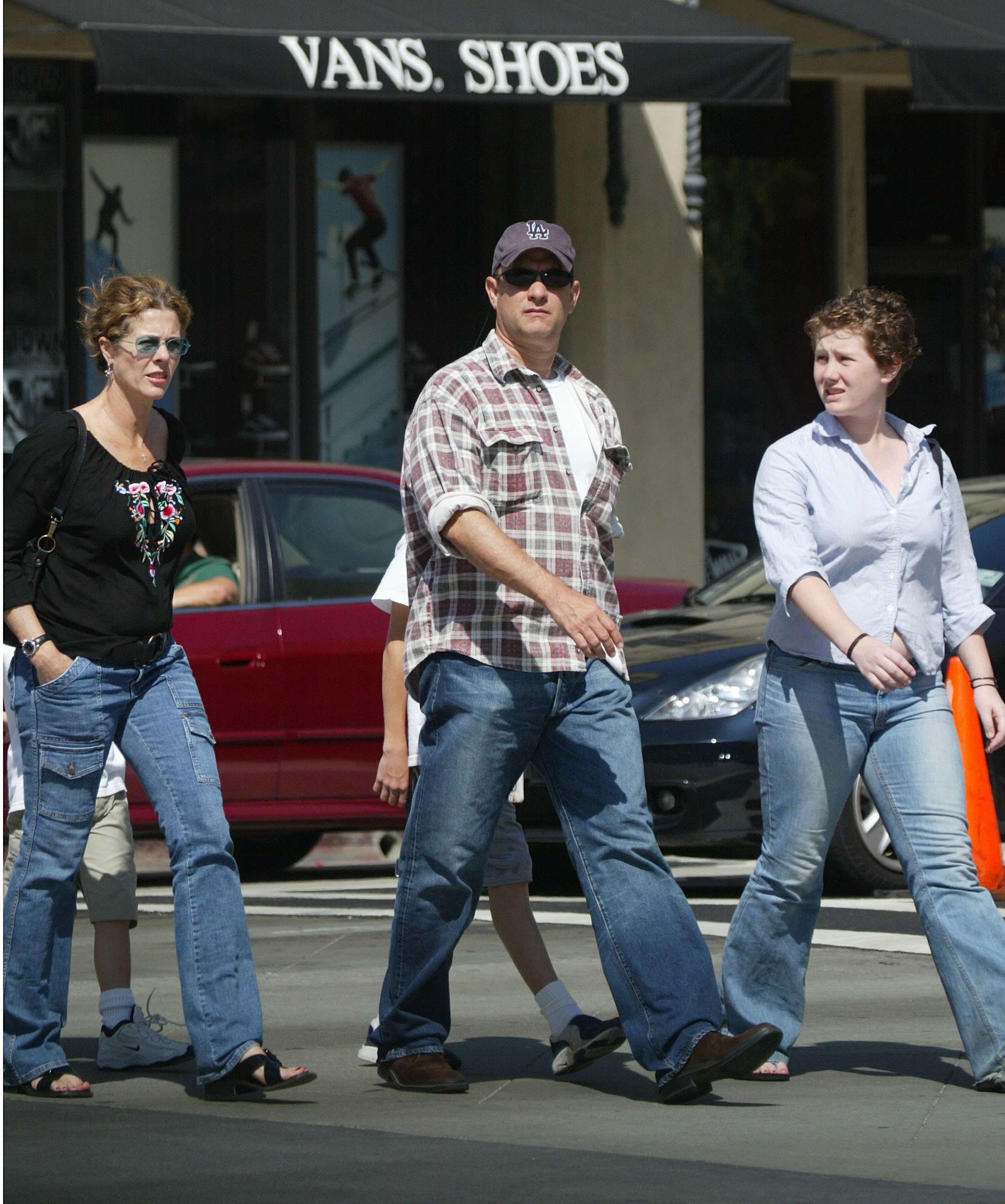 Tom, Rita Wilson and Elizabeth Hanks walk down Broadway on June 22, 2002, in Santa Monica, California. | Source: Getty Images