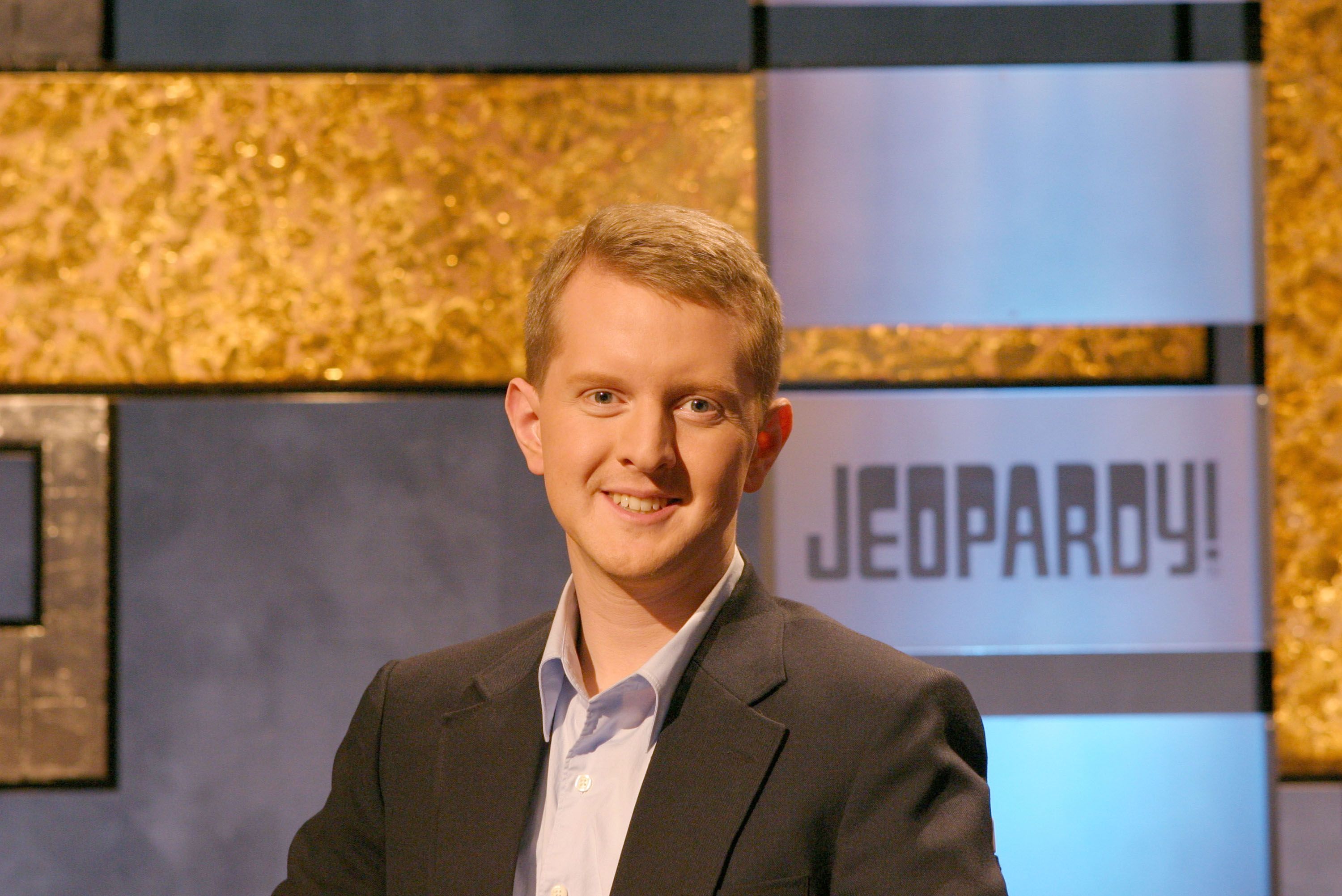 Ken Jennings poses in this undated handout photo on the set of "Jeopardy!" on an episode broadcast on November 30, 2004. | Photo: Getty Images