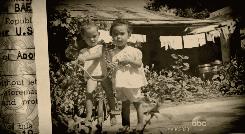 Ein Kindheitsfoto von Thomas und Connies Zwillingen. | Quelle: YouTube.com/ABC News